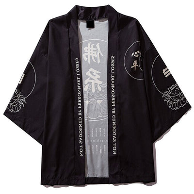 Kimono japonés de hombre presentado en ambiente tradicional japonés