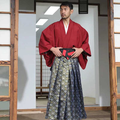 Kimono japonés tradicional de hombre con cinturón obi y pantalón hakama