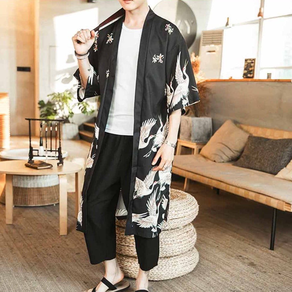 Detalle del estampado de tsuru en un kimono largo japonés