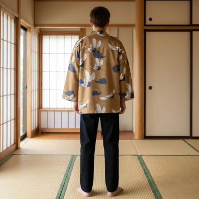 Vista trasera de un kimono japones hombre en una sala washitsu, mostrando el diseño completo de la espalda