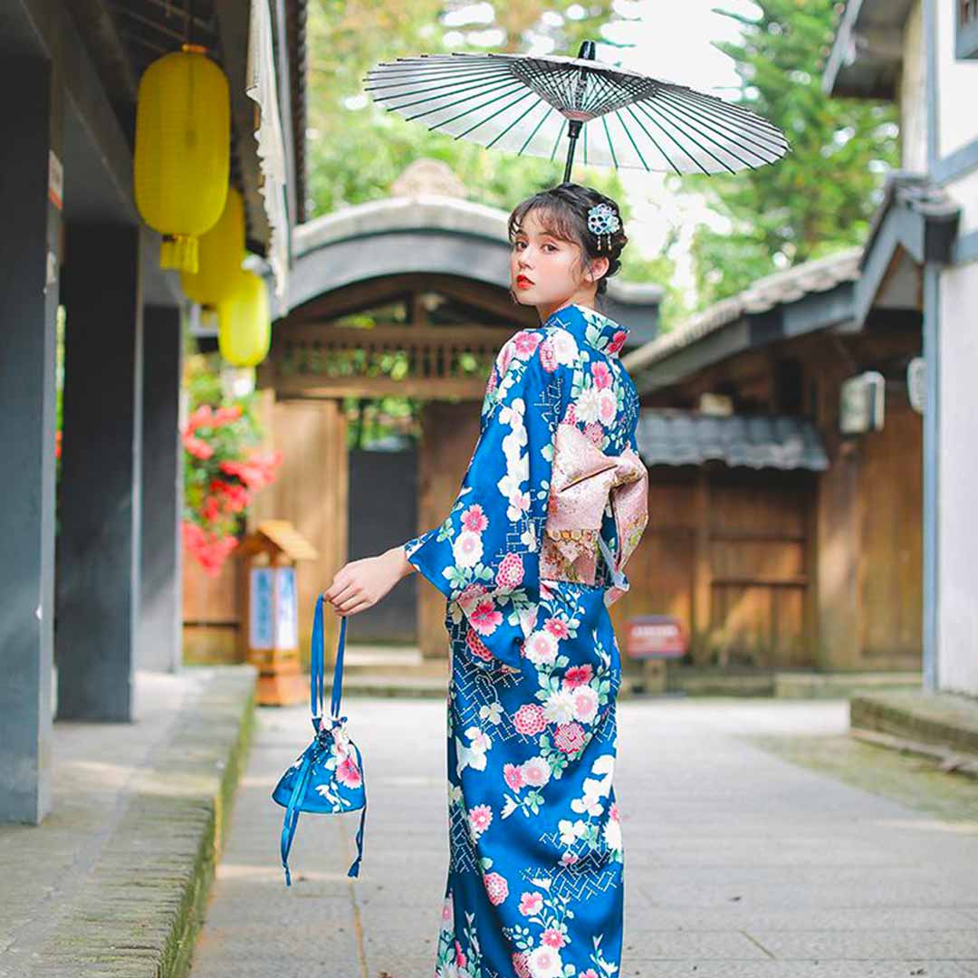 Kimono japonés largo con motivo floral