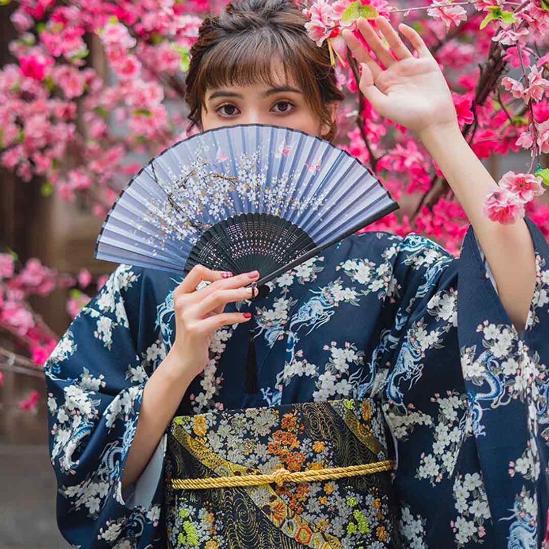 Kimono japonés mujer con estampado floral
