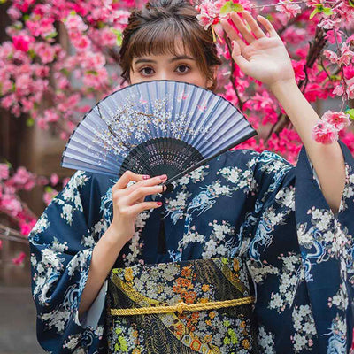 Kimono japonés mujer con estampado floral