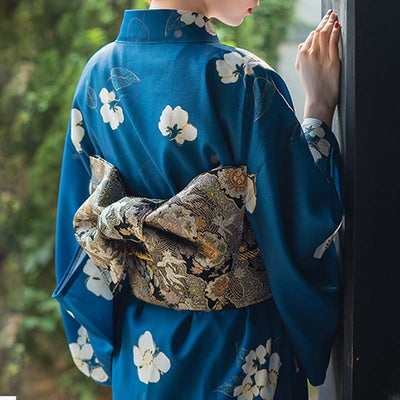 Mujer luciendo un kimono japonés con cinturón obi bordado