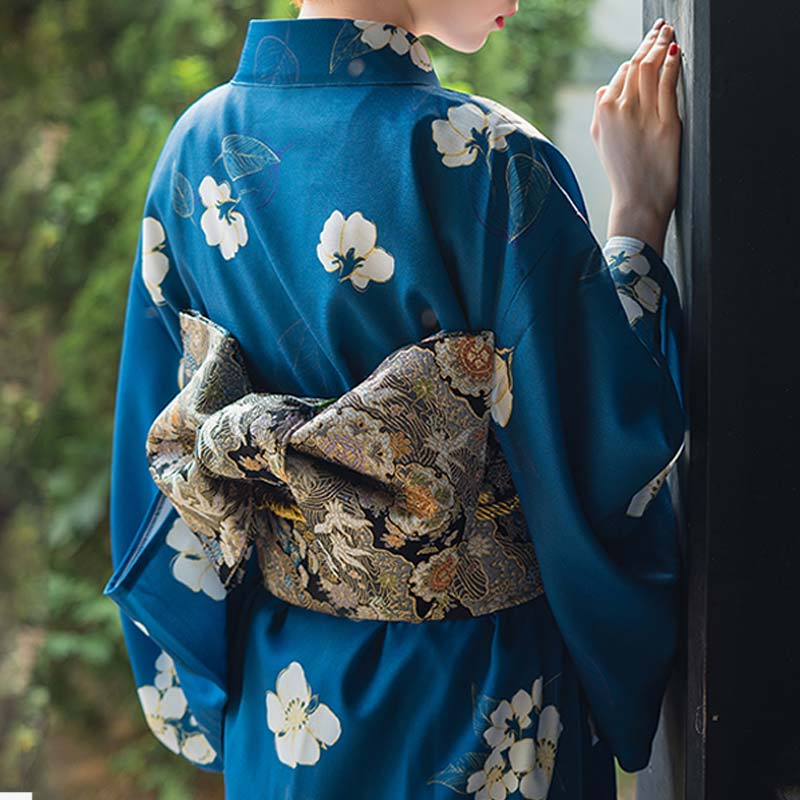 Mujer luciendo un kimono japonés con cinturón obi bordado