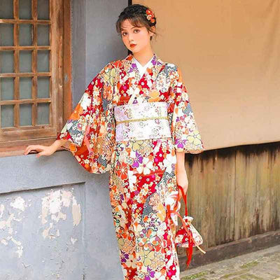 Mujer luciendo kimono japonés rojo