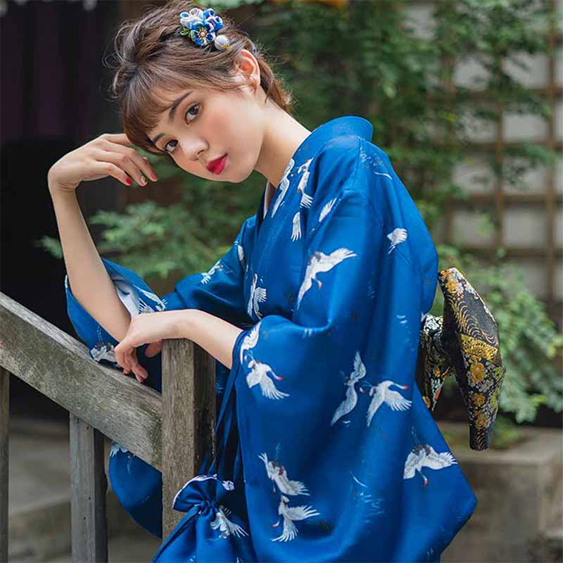 Kimono japonés mujer con estampado de aves tradicionales