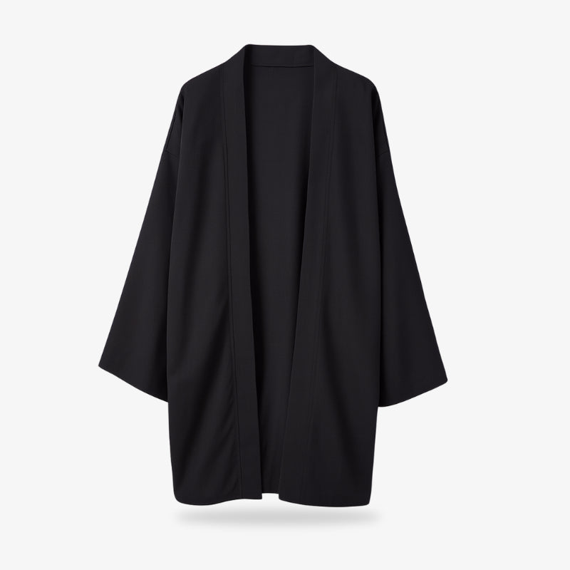Kimono japonés mujer en negro sobre fondo blanco
