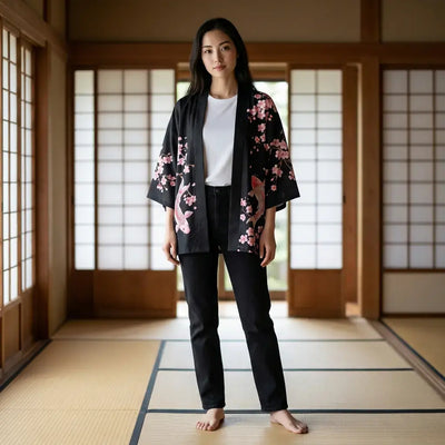 Kimono Koi Mujer llevado por un hombre en una habitación japonesa tradicional, vista frontal