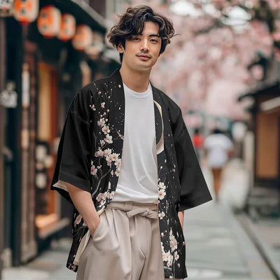 Hombre japonés en una calle de Kioto vestido con un kimono de diseño luna, con un motivo minimalista de luna creciente y estampado de sakura, inspirado en el simbolismo japonés