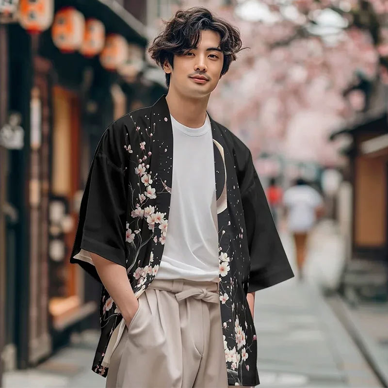 Hombre japonés en una calle de Kioto vestido con un kimono de diseño luna, con un motivo minimalista de luna creciente y estampado de sakura, inspirado en el simbolismo japonés