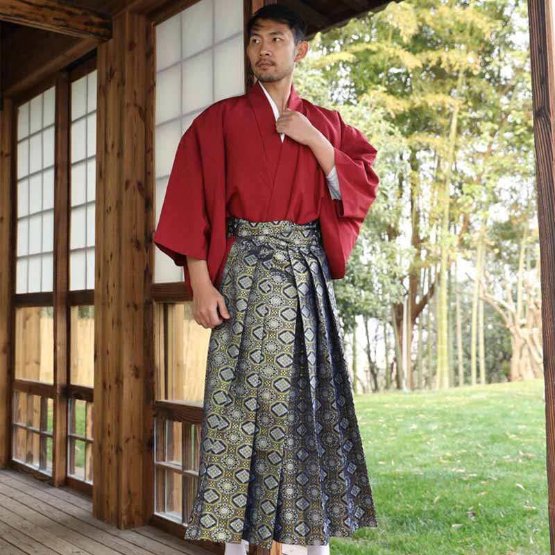 Kimono masculino tradicional japonés combinado con pantalones hakama