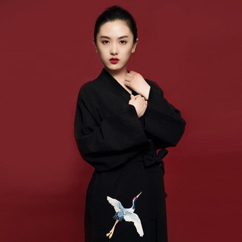 Kimono mujer geisha con estampado de grullas japonesas
