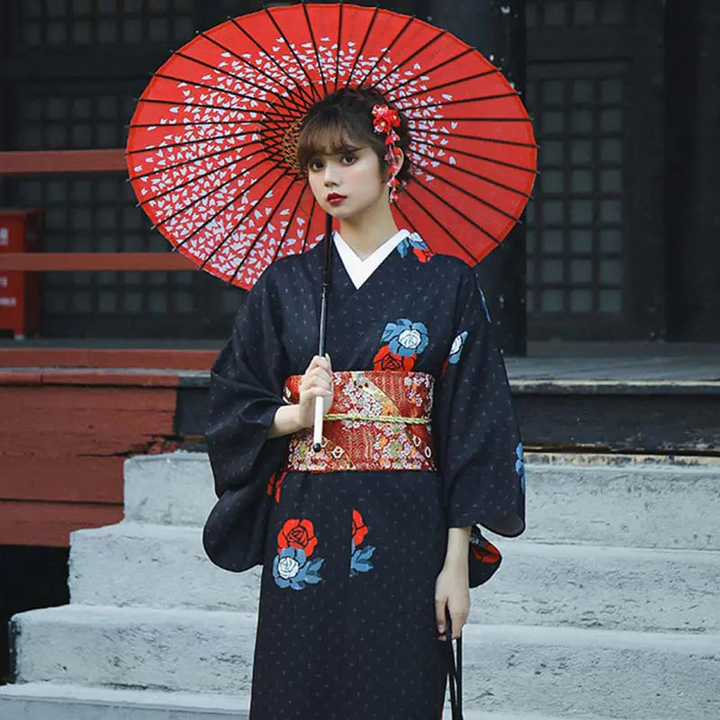 Kimono Mujer Geisha llevado por una mujer en una habitación japonesa tradicional