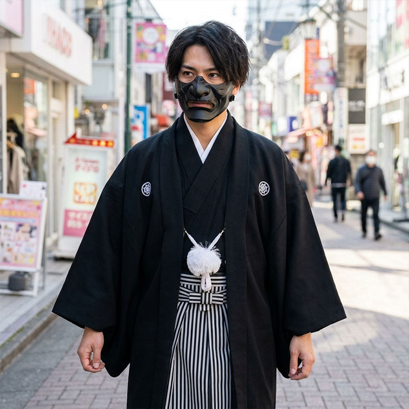 Detalle frontal del kimono negro con haori y hakama de rayas