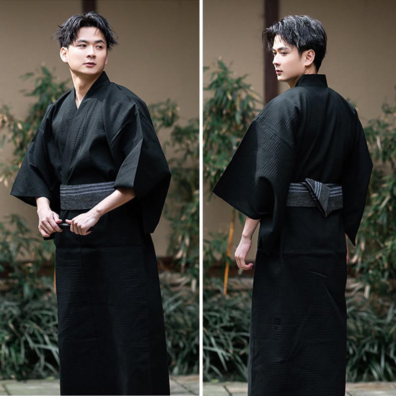 La misma persona con el kimono negro anudado con un obi gris