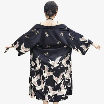 Déjate llevar por el estilo bohemio con un kimono largo negro tipo boho para mujer, que ofrece un ajuste elegante y relajado ideal para combinar con otras prendas. Estampado de pájaros japoneses