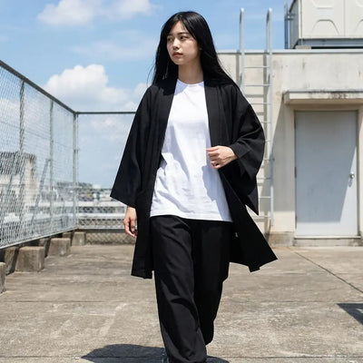 Kimono negro manga larga detalle de tejido