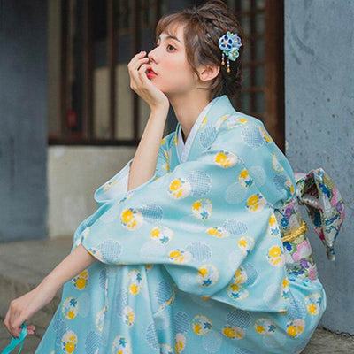 Niña con kimono floral de estilo japonés