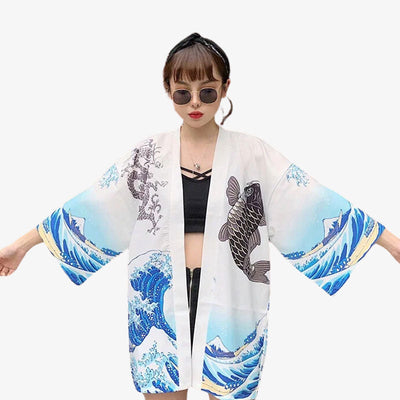 Kimono con motivo de ola japonesa que combina arte tradicional y moda moderna