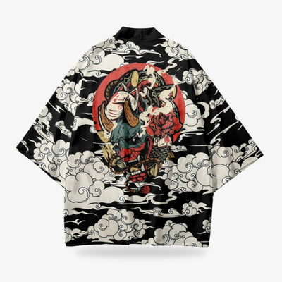 Kimono oni tradicional japonés con motivos de nubes sobre fondo blanco
