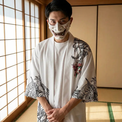 Kimono Oni llevado por un hombre en una habitación japonesa tradicional, vista frontal