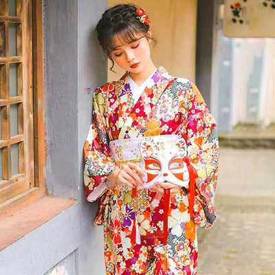 Kimono Rojo Mujer llevado por una mujer en una habitación japonesa tradicional