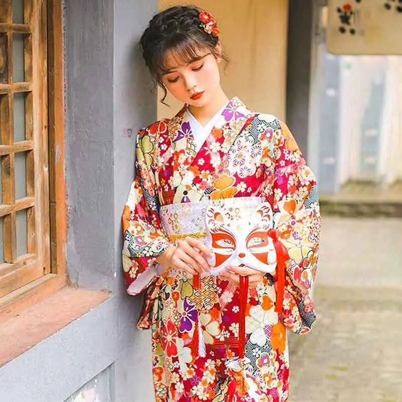 Kimono Rojo Mujer llevado por una mujer en una habitación japonesa tradicional