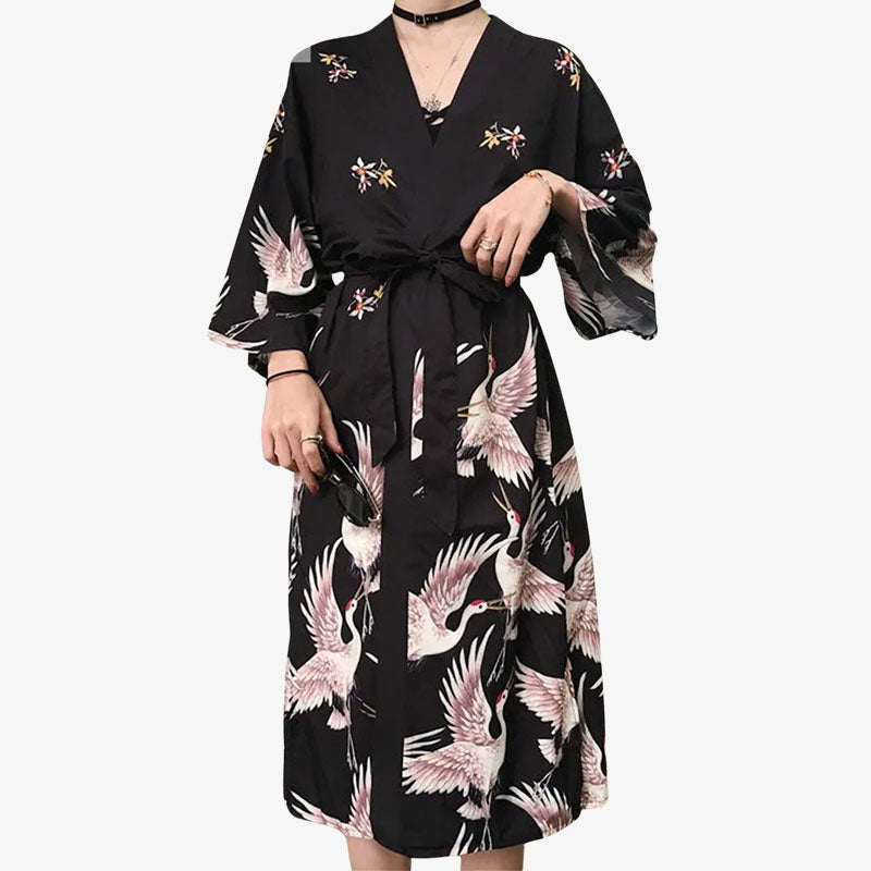 Compre nuestra colección de kimono ropa larga de color negra para mujer en línea, con una variedad de estilos que combinan comodidad y estética tradicional japonesa.