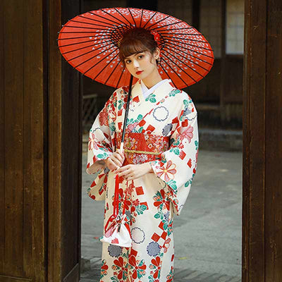 Mujer con kimono sakura blanco y sombrilla japonesa