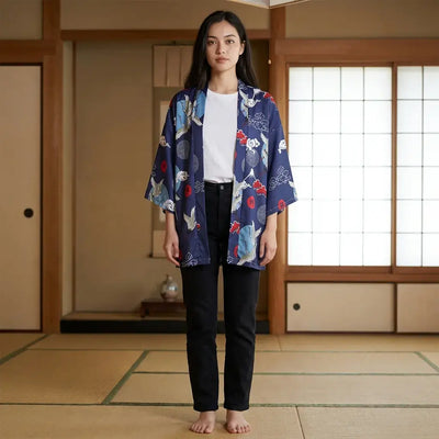 Kimono set Tsuru llevado por un hombre en una habitación japonesa tradicional, vista frontal