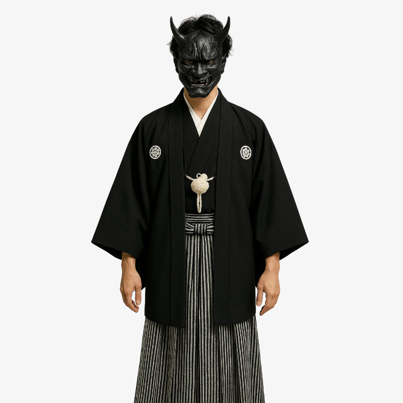 Kimonokimono tradicional de hombre y mujer confeccionado con seda Habutae y adornado con escudos familiares, complementado con una chaqueta haori y pantalones hakama tradicionales a rayas.