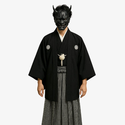 Kimonokimono tradicional de hombre y mujer confeccionado con seda Habutae y adornado con escudos familiares, complementado con una chaqueta haori y pantalones hakama tradicionales a rayas.