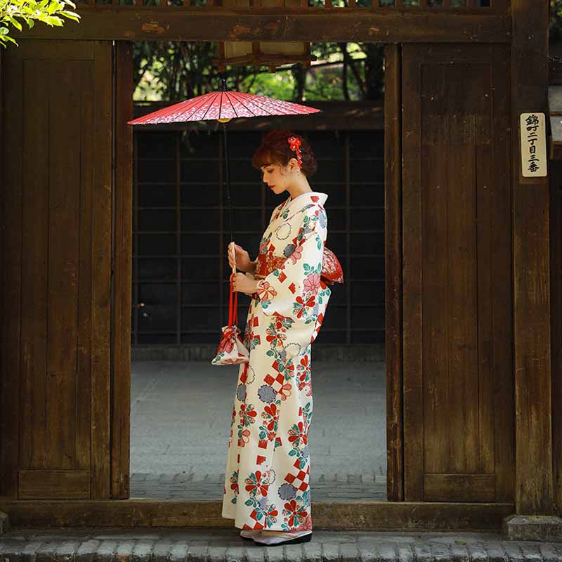Kimono tradicional japonés con silueta elegante