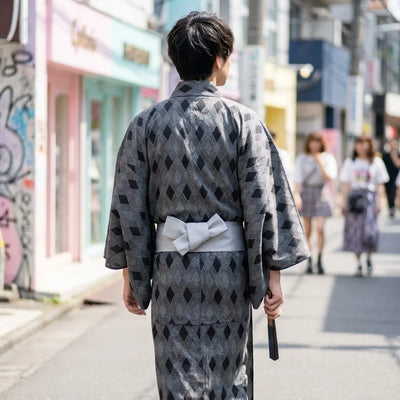 Kimono tradicional japonés hombre visto de espaldas