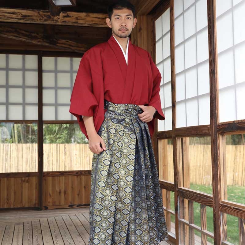 Un hombre japonés con un kimono tradicional masculino y pantalones hakama