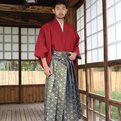 Un hombre japonés con un kimono tradicional masculino y pantalones hakama