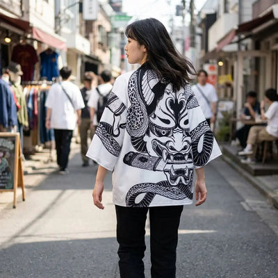 Mujer vista de espaldas luciendo un haori Hannya en una calle de Harajuku
