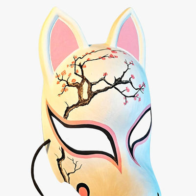 Esta kitsune mascara japonesa de sakura es una máscara de cosplay kitsune pintada a mano con color blanco y diseñada con un árbol japonés sakura.