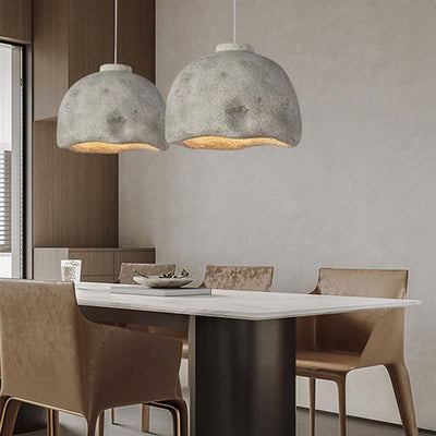 Lámpara blanca japonesa iluminando mesa de comedor