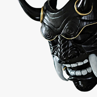 las mascaras oni​ negra del demonio Japonés es una pieza artesanal, con diseños detallados pintados y esculpidos a mano con cuernos y dientes afilados que encarnan el folclore japonés.