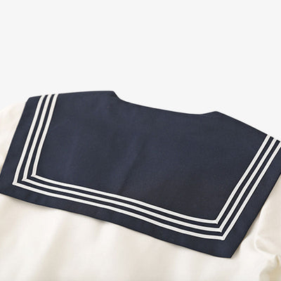 Lazo azul japonés a juego con el uniforme escolar