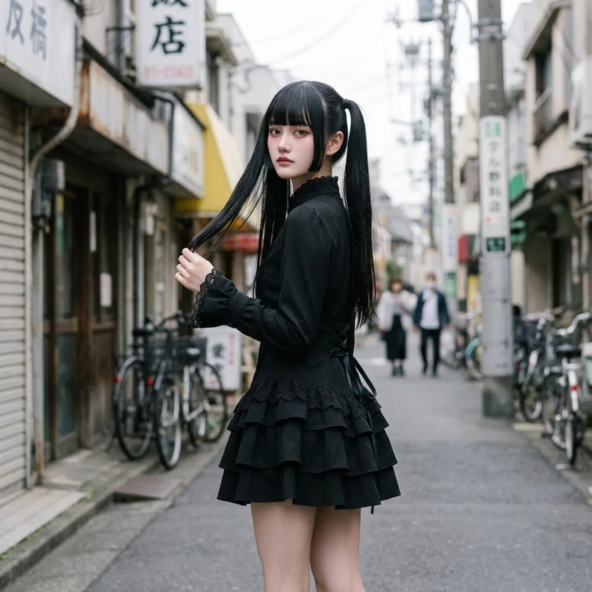 Conjunto de moda callejera de Harajuku visto de tres cuartos, mostrando el cuello de encaje y la fila de botones a la luz del dia