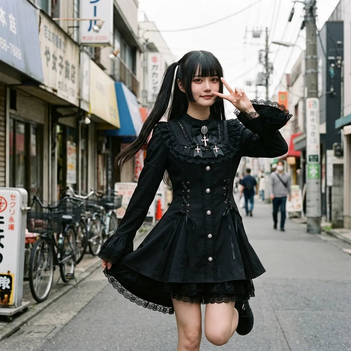 Look callejero gotico de Harajuku, con los puños de encaje acampanados y el bajo con volantes en movimiento