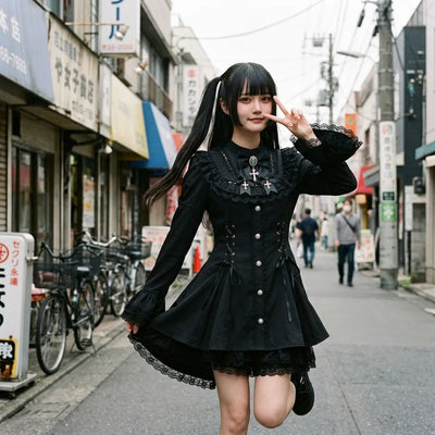 Look callejero gotico de Harajuku, con los puños de encaje acampanados y el bajo con volantes en movimiento