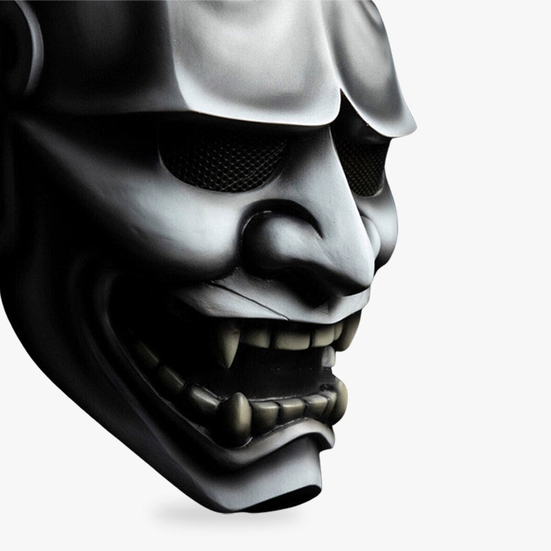 La máscara Hannya benta est un demonio japonesa a la venta tiene colmillos y cuernos. Es una máscara oni japonesa. 