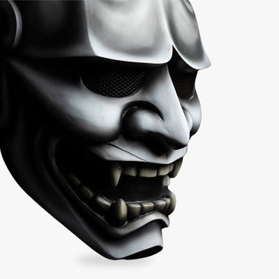 La máscara Hannya benta est un demonio japonesa a la venta tiene colmillos y cuernos. Es una máscara oni japonesa. 