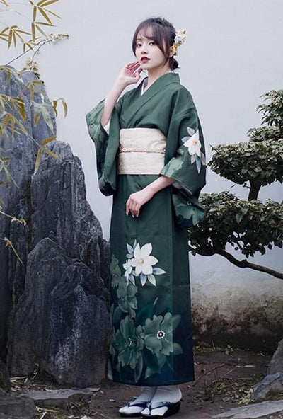 Manga ancha del kimono mujer con motivo de iris