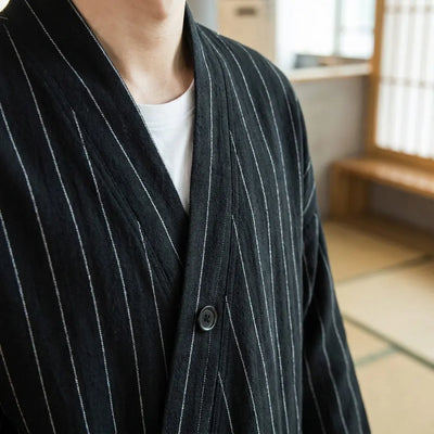 Primer plano de la tela estampada y la manga de una chaqueta haori para hombre