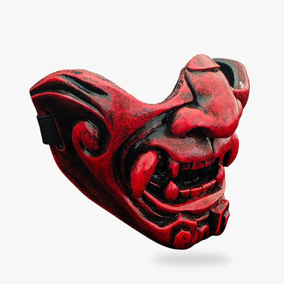 La masca samurai es una cara de medio demonio. La máscara está hecha a mano y es de color rojo.